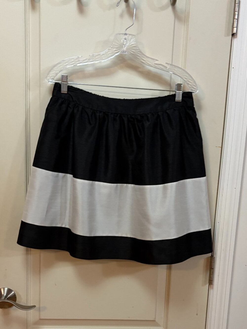 Kensie Women's Size M 100% Polyester Fully Lined Skater Skirt. Black/White.